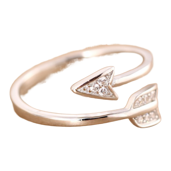 Arrow Rhinestone Ring, freigestellt auf weißem Hintergrund